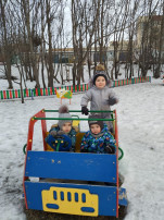 Зимняя прогулка – это полезно, увлекательно и весело! Зимняя прогулка – это полезно, увлекательно и весело!.