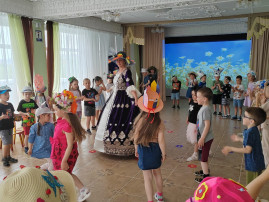 Яркий и весёлый День шляп! Яркий и весёлый День шляп!.